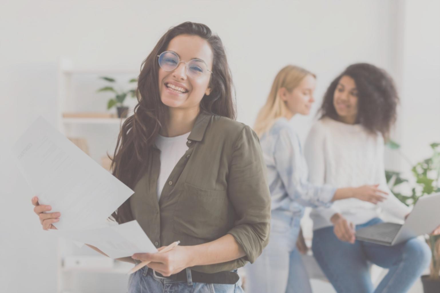 Studentin präsentiert ESG-Bewertungsmodell vor Bankexperten