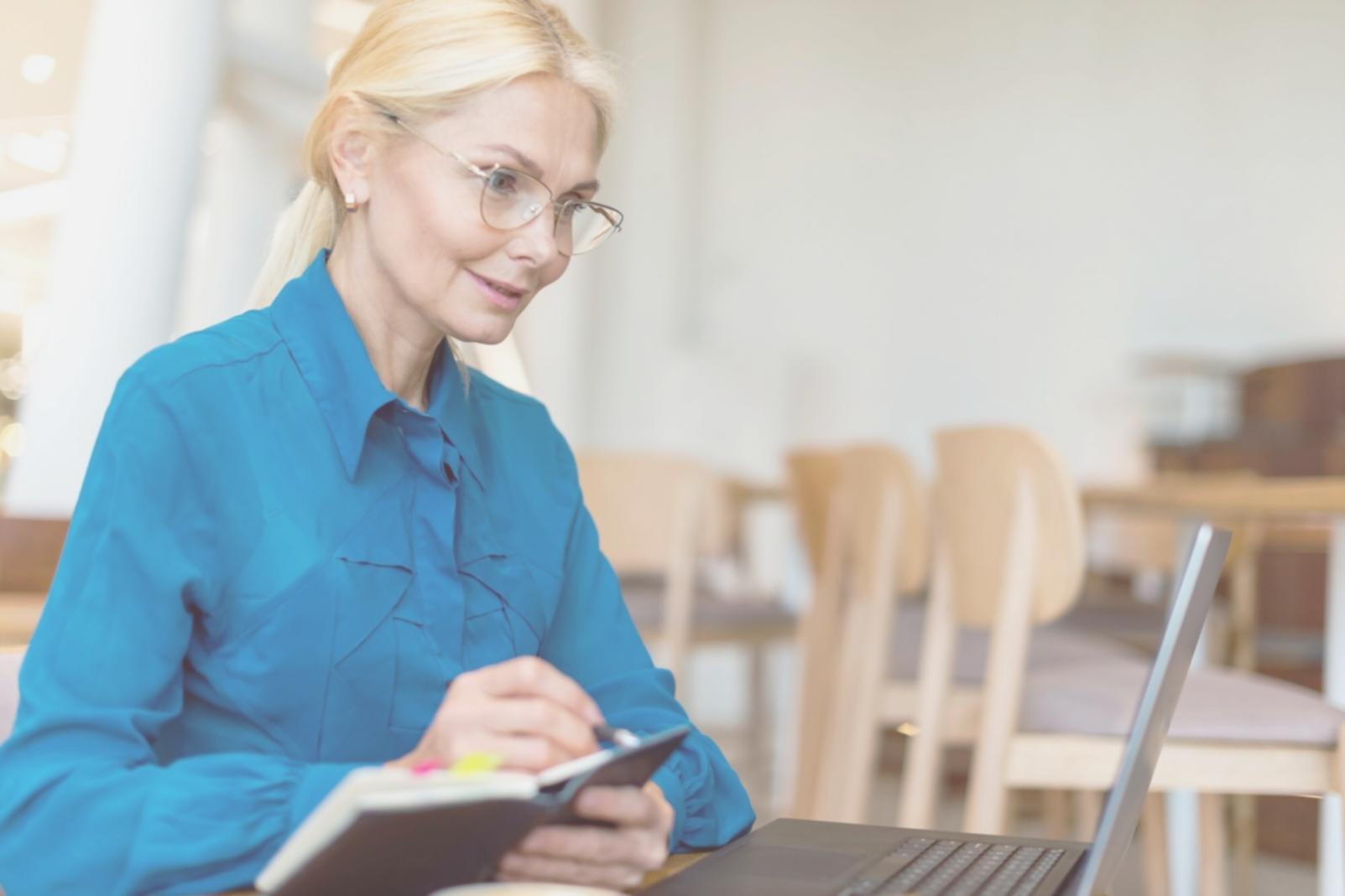 Moderne Lernumgebung mit digitalen Tools für Finanzbildung und interaktive Übungen