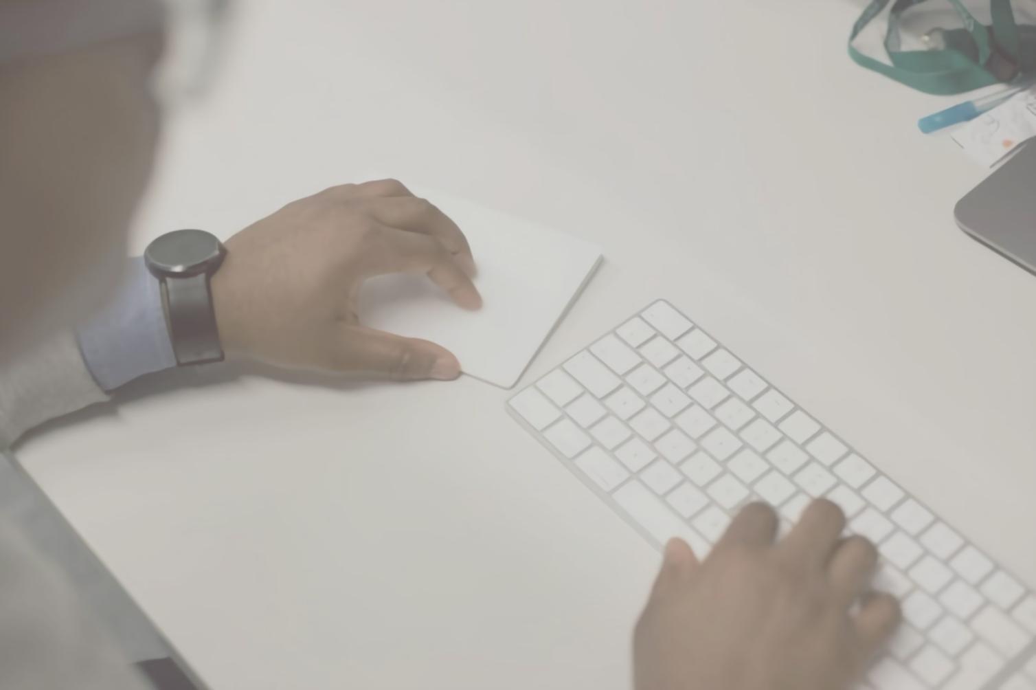 Finanzexperte bei der Webinar-Vorbereitung